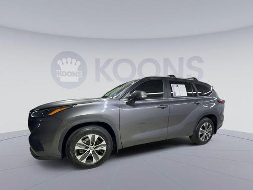 Magnetic Gray Metallic 2023 Toyota Highlander XLE