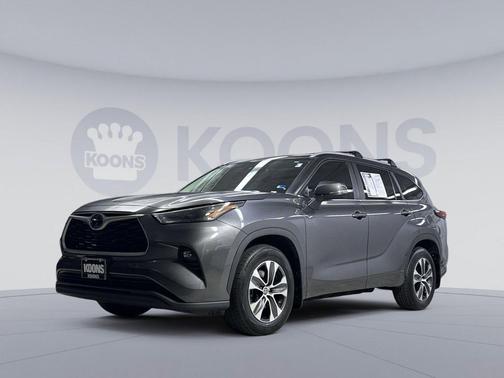 Magnetic Gray Metallic 2023 Toyota Highlander XLE