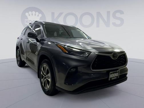 Magnetic Gray Metallic 2023 Toyota Highlander XLE