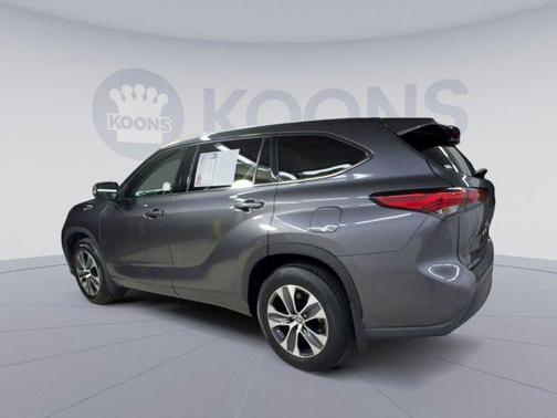 Magnetic Gray Metallic 2022 Toyota Highlander XLE
