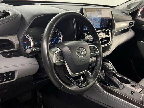 2022 Toyota Highlander Hybrid Platinum