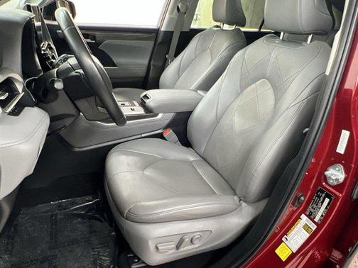 2022 Toyota Highlander Hybrid Platinum