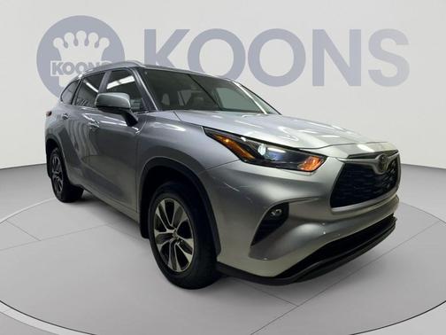 Celestial Silver Metallic 2025 Toyota Highlander XLE