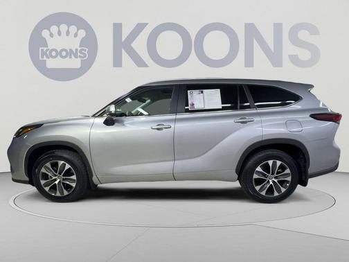 Celestial Silver Metallic 2025 Toyota Highlander XLE