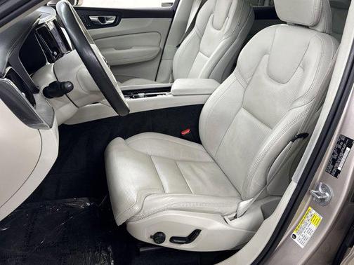 2023 Volvo XC60 B6 Ultimate Bright Theme