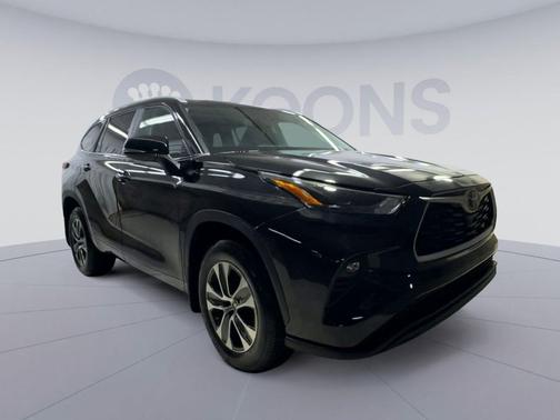 Midnight Black Metallic 2023 Toyota Highlander XLE