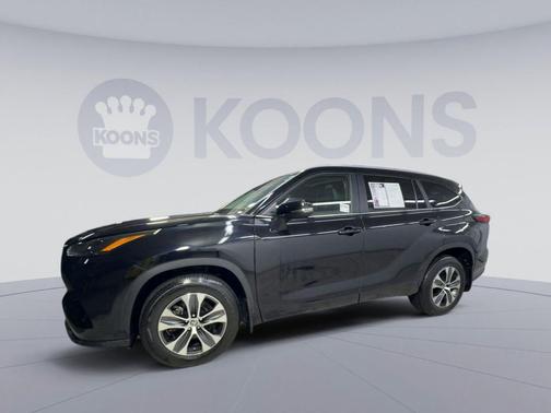 Midnight Black Metallic 2023 Toyota Highlander XLE