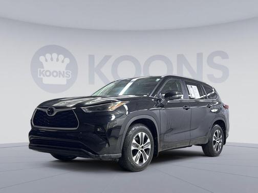 Midnight Black Metallic 2023 Toyota Highlander XLE