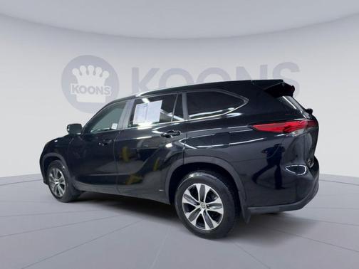 Midnight Black Metallic 2023 Toyota Highlander XLE