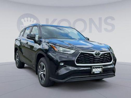 Midnight Black Metallic 2026 Toyota Highlander Hybrid XLE