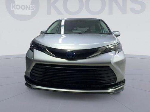 Celestial Silver Metallic 2024 Toyota Sienna LE