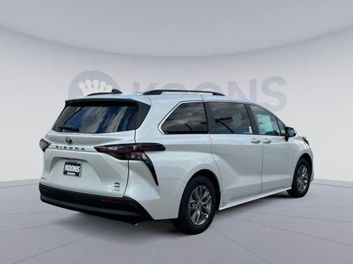 2025 Toyota Sienna XLE