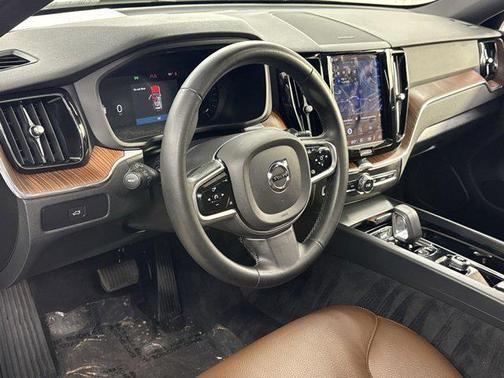 2023 Volvo XC60 B5 Plus Dark Theme