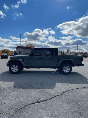 2022 Jeep Gladiator Sport