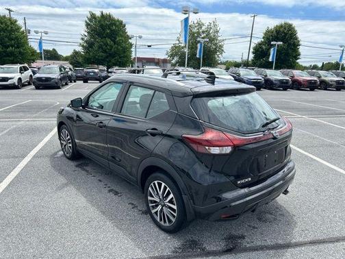 Super Black 2023 Nissan Kicks SV