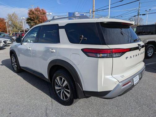 2024 Nissan Pathfinder SL
