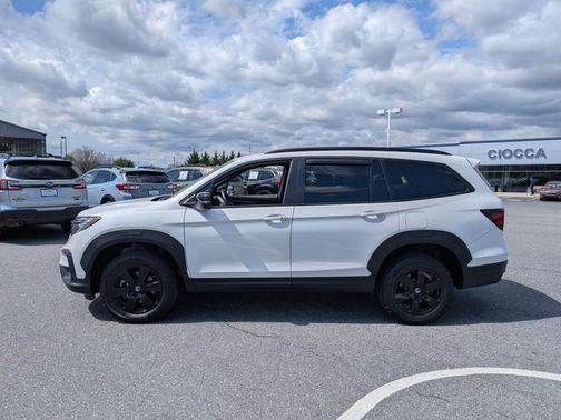 White 2022 Honda Pilot TrailSport
