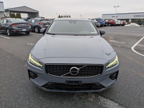 2024 Volvo S60 B5 Core Dark Theme