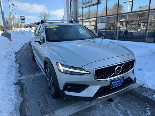 2022 Volvo V60 Cross Country T5