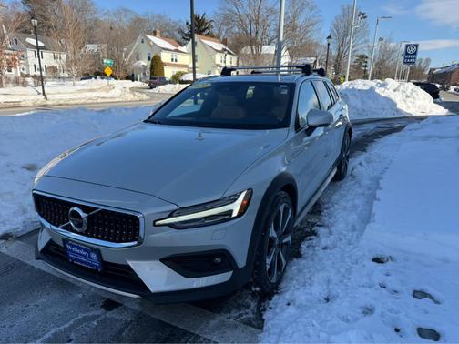 2022 Volvo V60 Cross Country T5