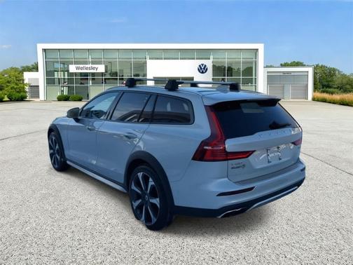 2022 Volvo V60 Cross Country T5