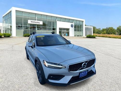 2022 Volvo V60 Cross Country T5
