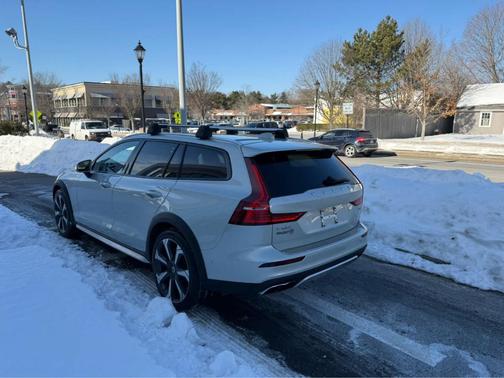 2022 Volvo V60 Cross Country T5