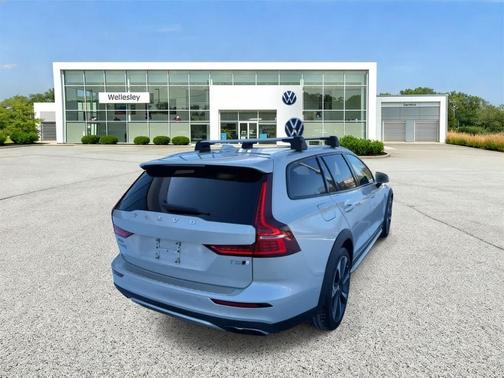 2022 Volvo V60 Cross Country T5
