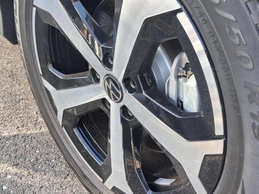 Platinum Gray Metallic 2026 Volkswagen Tiguan 2.0T SE