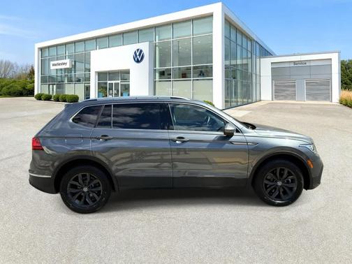 Platinum Gray Metallic 2024 Volkswagen Tiguan 2.0T SE