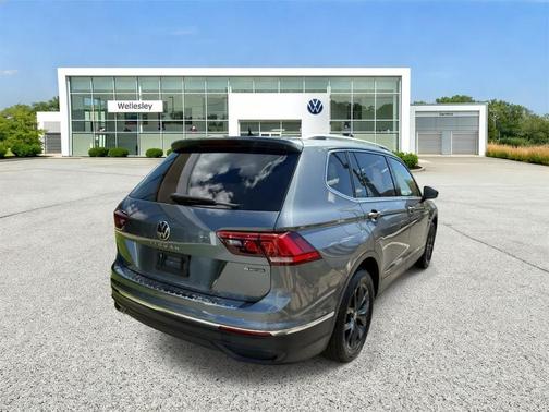 Platinum Gray Metallic 2024 Volkswagen Tiguan 2.0T SE