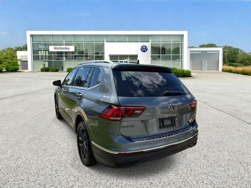 Platinum Gray Metallic 2024 Volkswagen Tiguan 2.0T SE