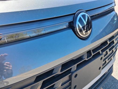 Platinum Gray Metallic 2026 Volkswagen Tiguan 2.0T SE