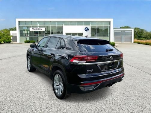 Deep Black Pearl Effect 2023 Volkswagen Atlas Cross Sport 3.6L V6 SE w/Technology