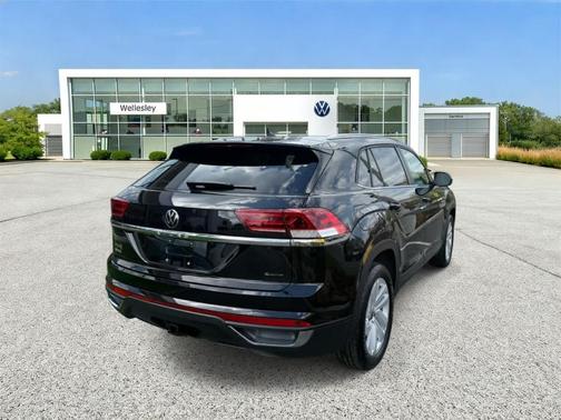 Deep Black Pearl Effect 2023 Volkswagen Atlas Cross Sport 3.6L V6 SE w/Technology