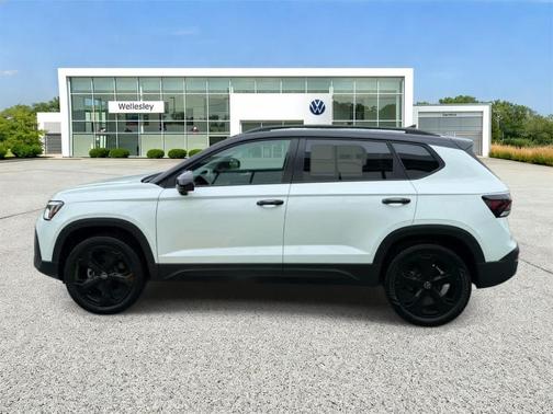 Pure White W/Black Roof 2025 Volkswagen Taos 1.5T SE Black