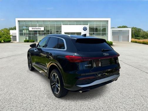 Mythos Black Metallic 2025 Audi Q5 2.0T quattro Premium