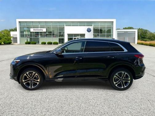 Mythos Black Metallic 2025 Audi Q5 2.0T quattro Premium