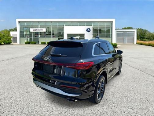 Mythos Black Metallic 2025 Audi Q5 2.0T quattro Premium