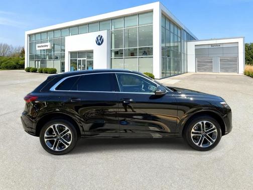 Mythos Black Metallic 2025 Audi Q5 2.0T quattro Premium