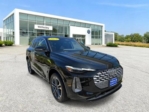 Mythos Black Metallic 2025 Audi Q5 2.0T quattro Premium