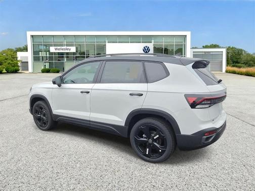 Pure White W/Deep Black Roof 2026 Volkswagen Taos 1.5T SE Black
