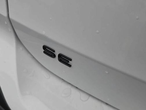 Pure White W/Deep Black Roof 2026 Volkswagen Taos 1.5T SE Black
