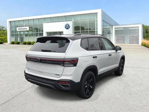 Pure White W/Deep Black Roof 2026 Volkswagen Taos 1.5T SE Black