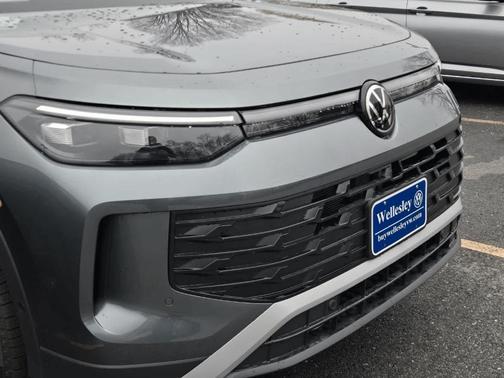 Platinum Gray Metallic 2026 Volkswagen Tiguan 2.0T SE