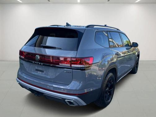 2024 Volkswagen Atlas 2.0T Peak Edition SEL
