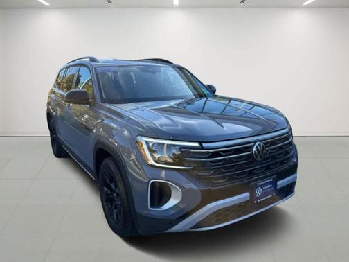 2024 Volkswagen Atlas 2.0T Peak Edition SEL