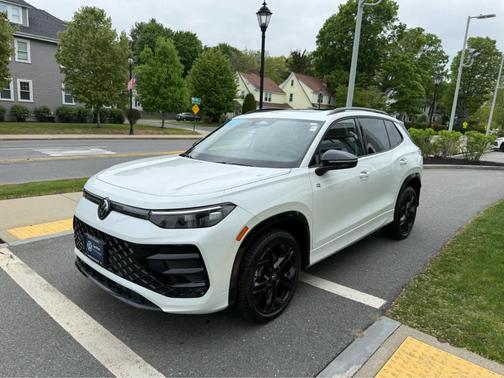 Opal White Pearl Effect 2025 Volkswagen Tiguan 2.0T SE R-Line Black