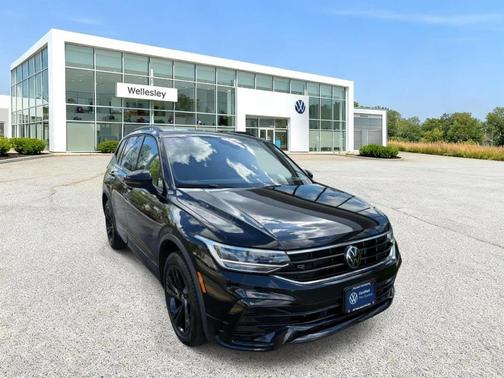 Deep Black Pearl Effect 2024 Volkswagen Tiguan 2.0T SE R-Line Black