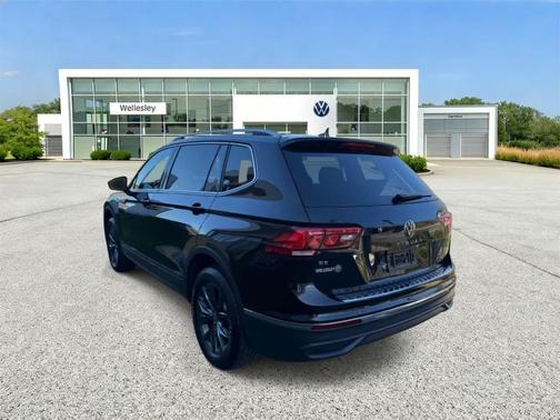 Deep Black Pearl Effect 2023 Volkswagen Tiguan 2.0T SE